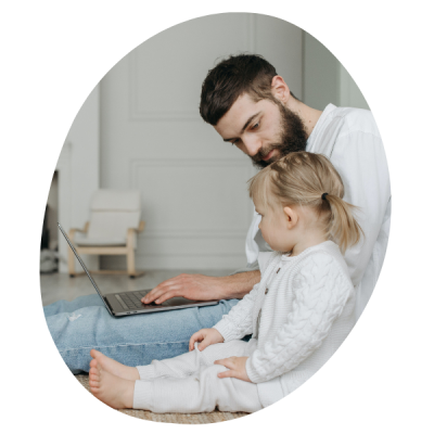 Un parent et son enfant devant un écran : le soutien psychologique à la maison