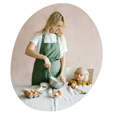 Un parent cuisine avec son jeune enfant : la parentalité au quotidien